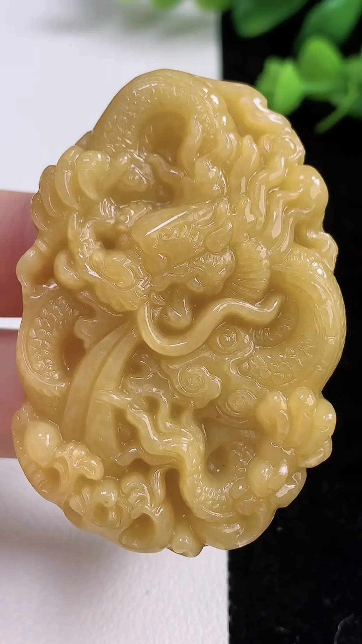 天然翡翠a货 老坑料起胶冰润 黄翡霸气龙牌吊坠，生肖龙挂件 尺寸52.8-36-10.5mm  y 