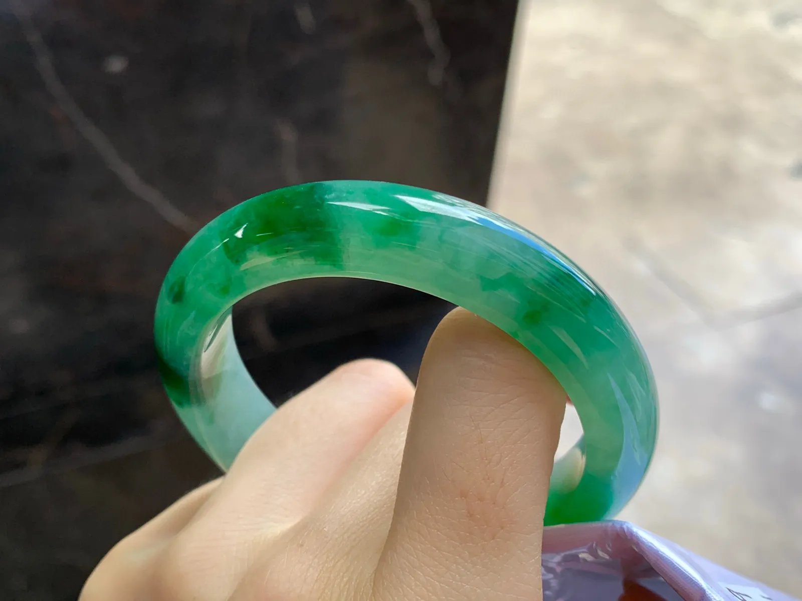 带色手镯
尺寸：53.4-12.4-9mm
有种有色～绿色绿花浓郁