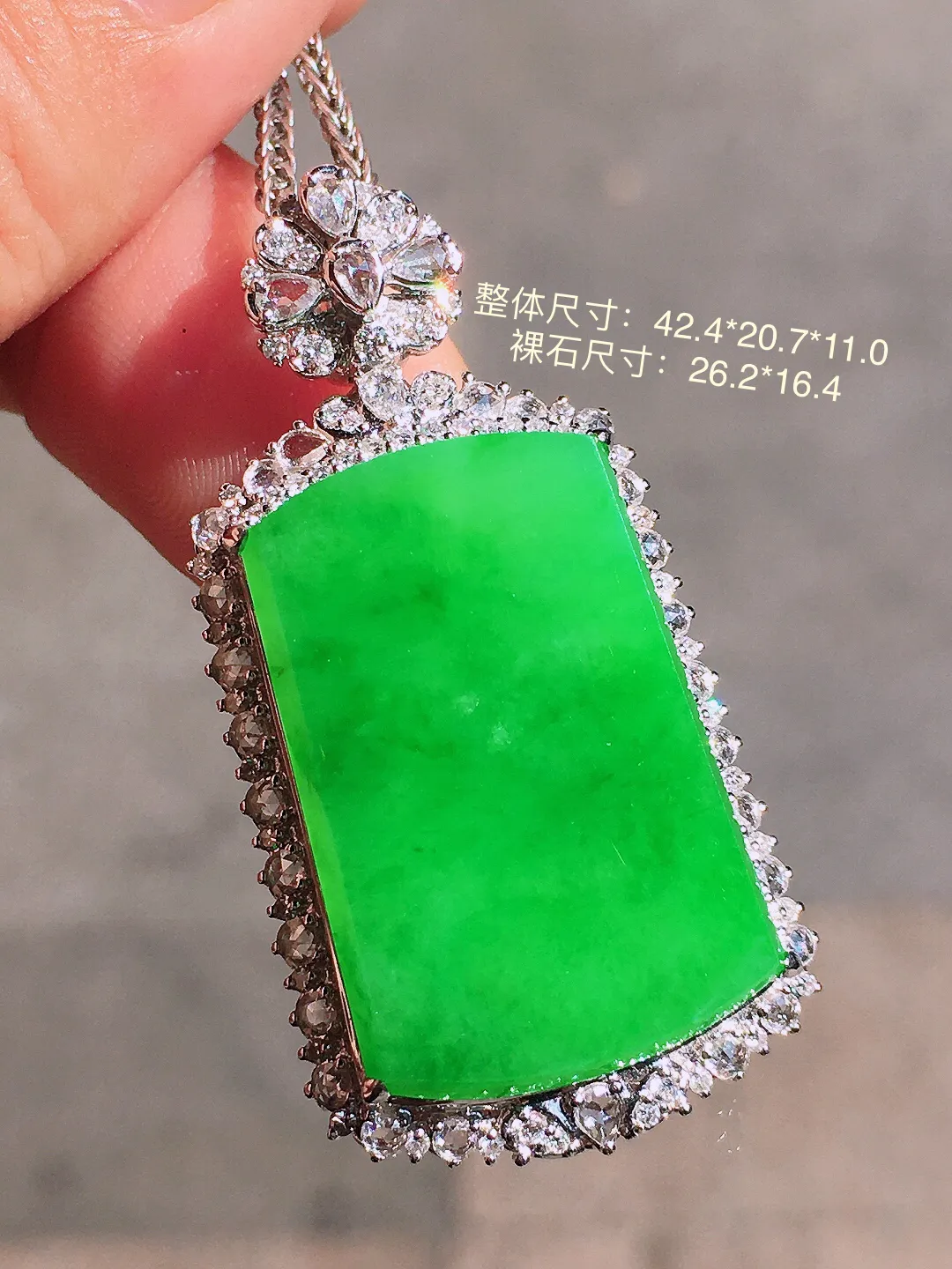 阳绿无事牌吊坠，色泽均匀艳丽，玉质细腻，荧光感超
强，饱满圆润，简单大气，18k
金豪华镶嵌