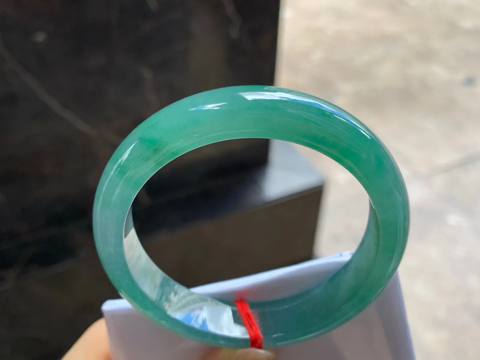 有种有色手镯
尺寸：54-12.5-7.6mm
种水好 底子细腻有特色上手漂亮