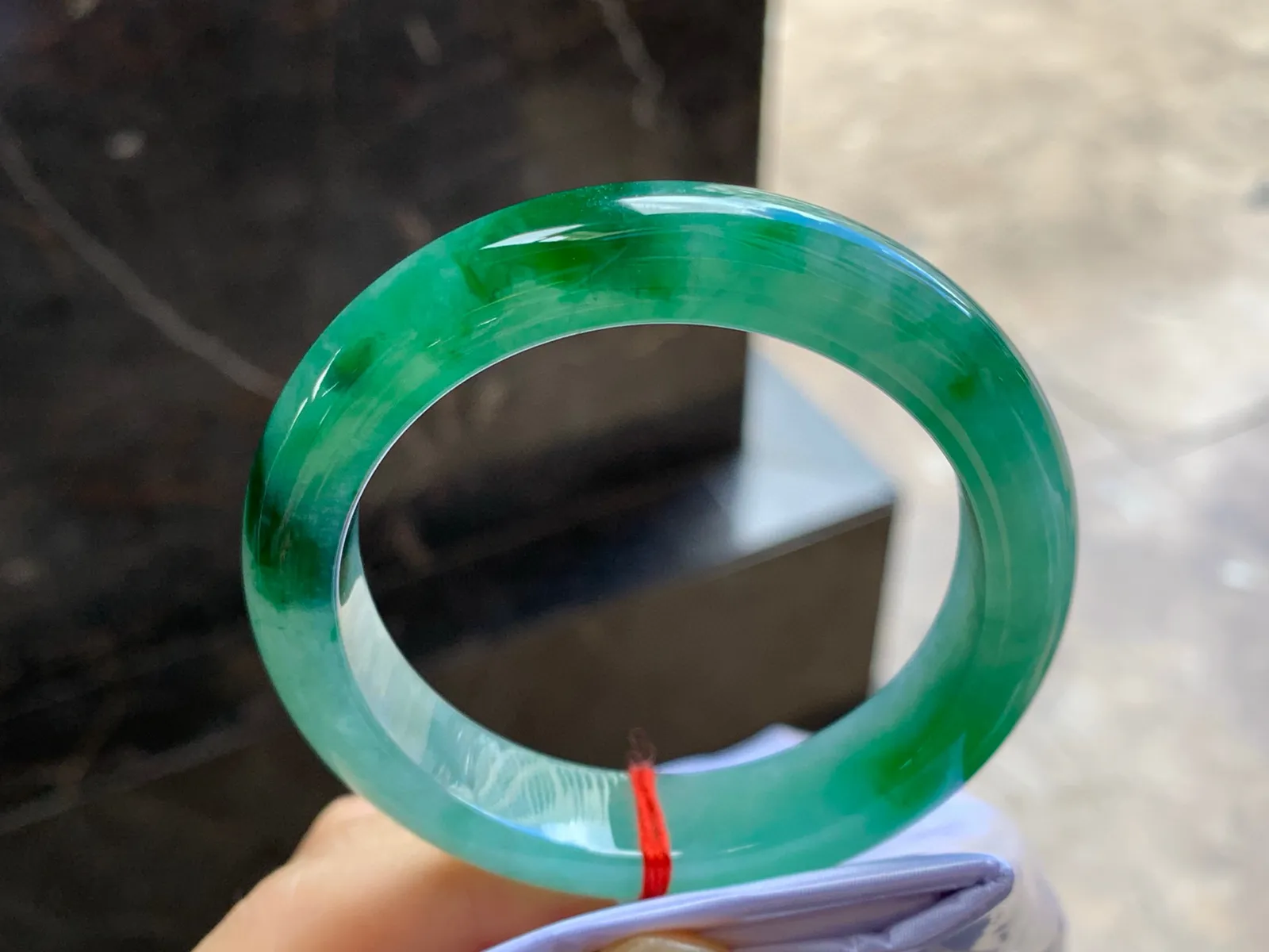 带色手镯
尺寸：53.4-12.4-9mm
有种有色～绿色绿花浓郁