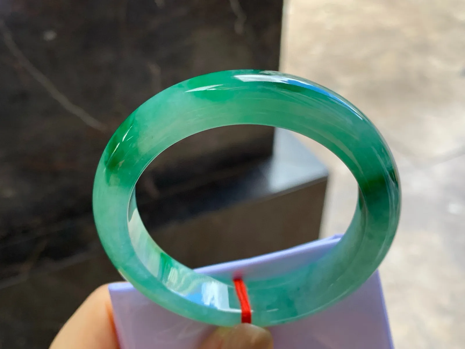 带色手镯
尺寸：53.4-12.4-9mm
有种有色～绿色绿花浓郁