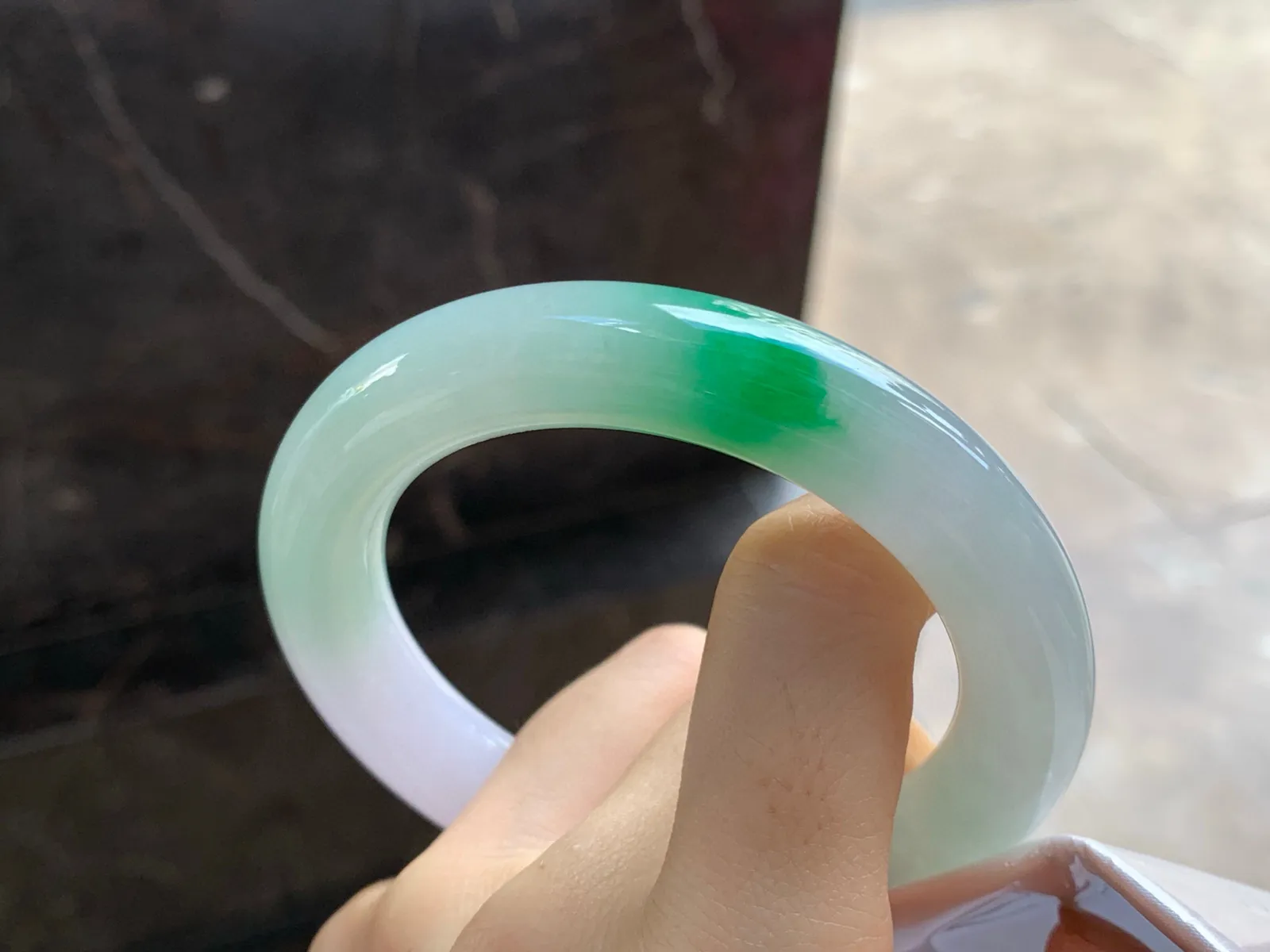 阳绿色圆条手镯
尺寸：57.3-11.8mm
肉质细腻干净～绿色点缀