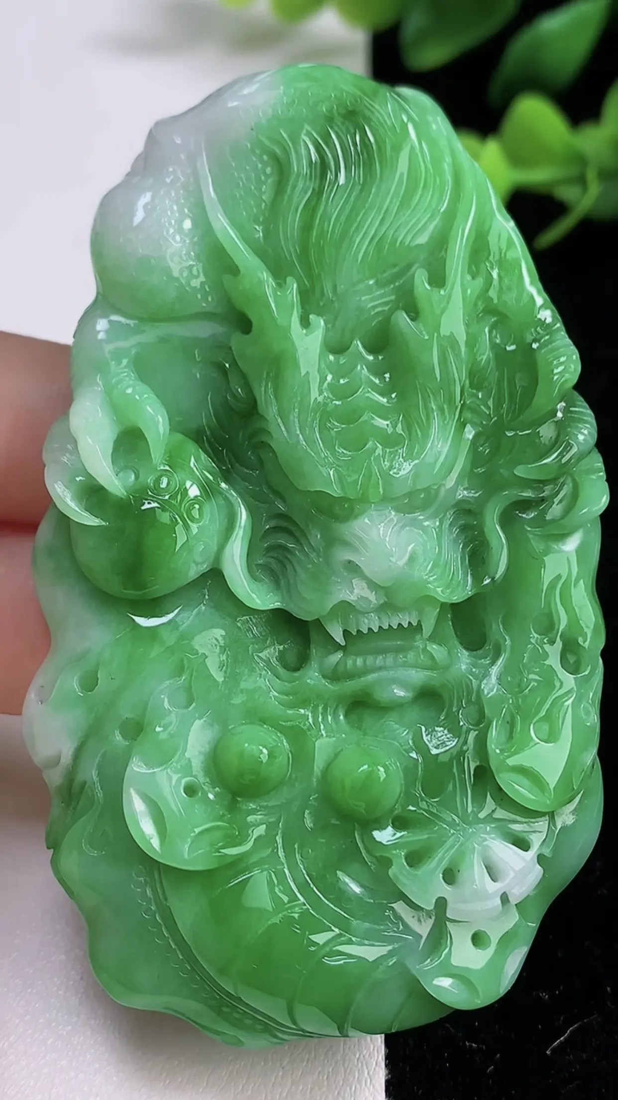 缅甸天然翡翠a货 老坑料起胶冰润 满绿霸气龙牌吊坠，生肖龙挂件 龙腾四海 生意兴隆 望子成龙 大件厚装霸气  尺寸75-43.6-8mm   y 53.67