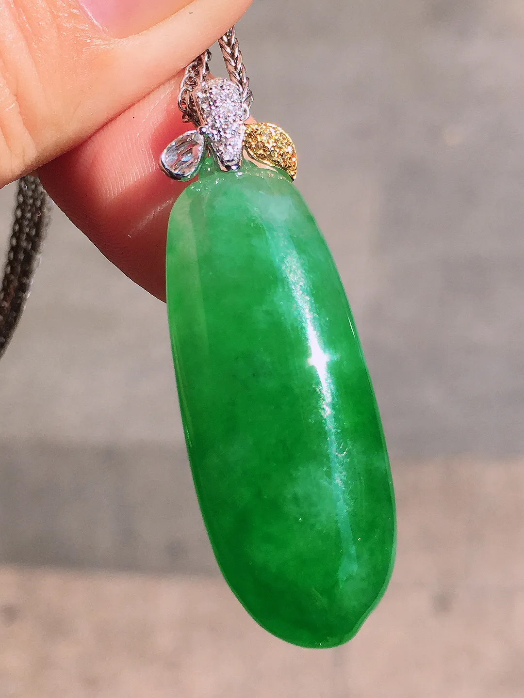 阳绿福瓜吊坠，色泽均匀艳丽，玉质细腻，饱满圆润，简单大气，18k
金豪华镶嵌