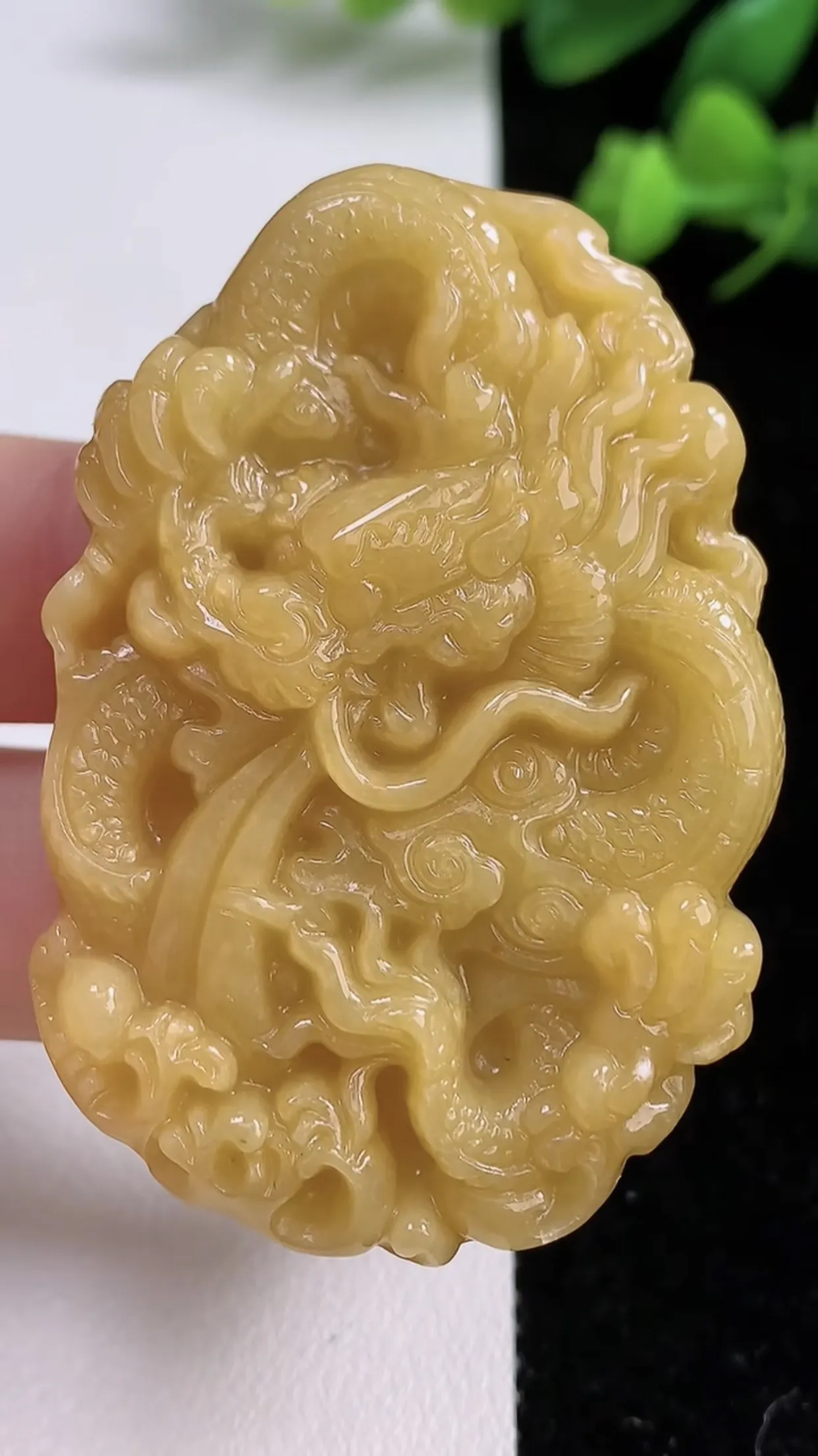 天然翡翠a货 老坑料起胶冰润 黄翡霸气龙牌吊坠，生肖龙挂件 尺寸52.8-36-10.5mm  y 43.83