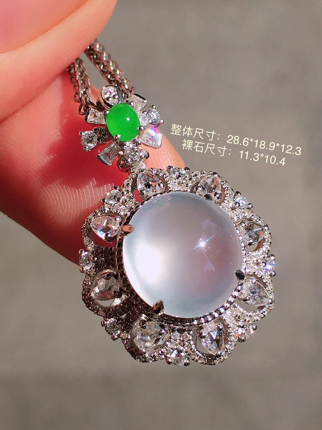 玻璃种蛋面吊坠，玉质细腻，荧光感超
强，饱满圆润，简单大气，18k
金豪华镶嵌