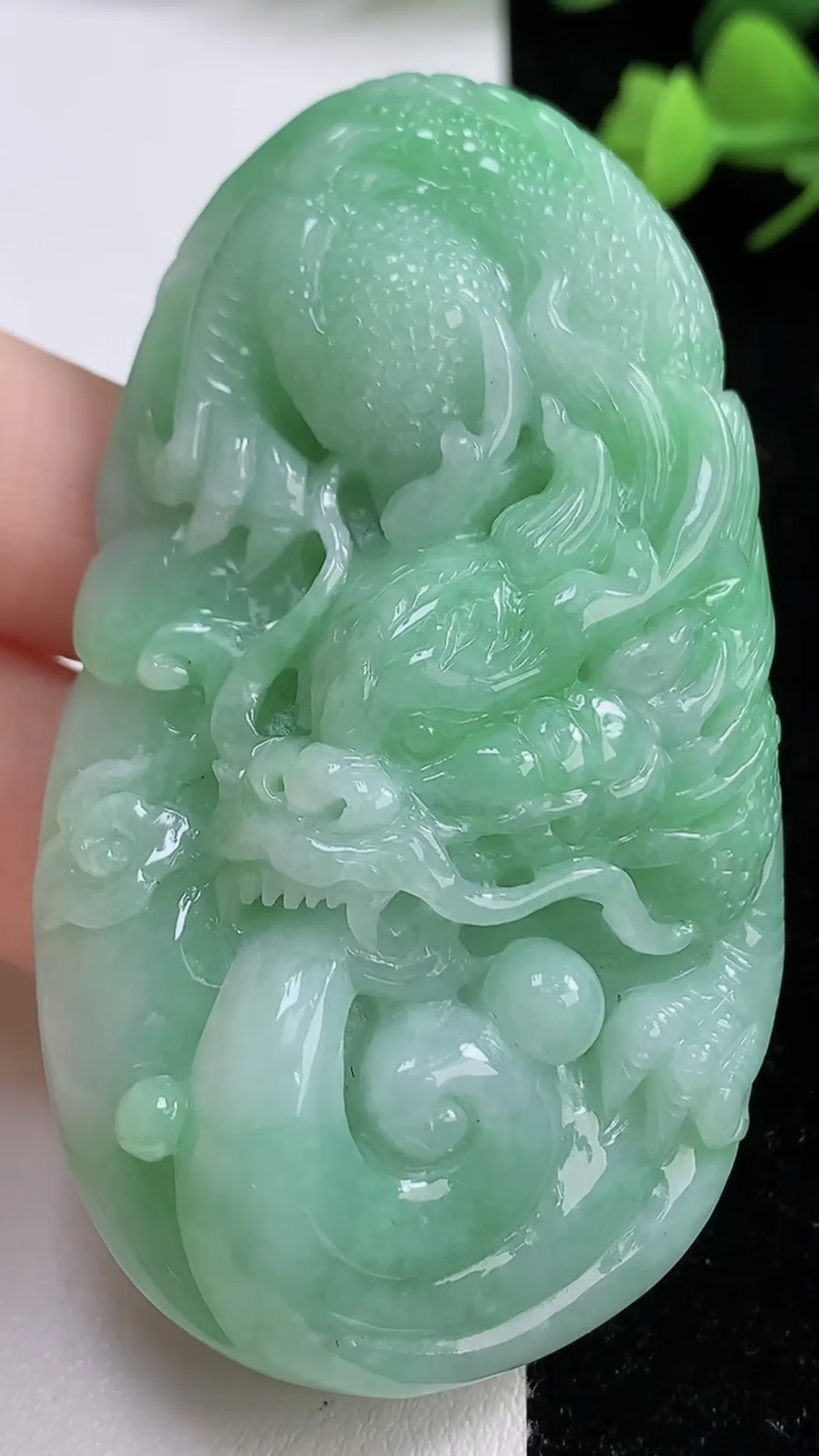 缅甸天然翡翠a货 老坑料起胶冰润 满绿霸气龙牌吊坠，龙腾四海 生意兴隆 财源滚滚 尺寸68-38.6