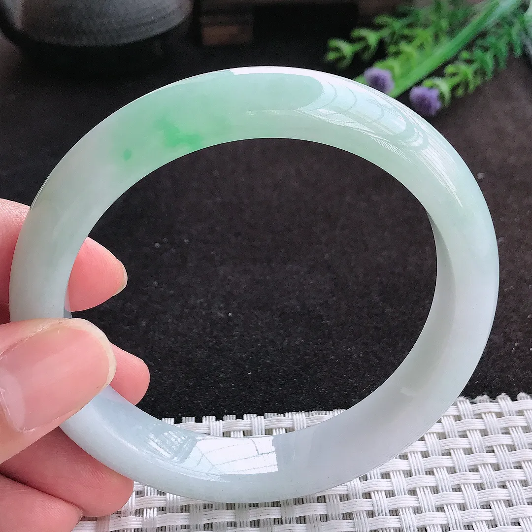 自然光62/12.6/9.1大圈口老坑精美冰润飘绿手镯天然翡翠玉镯女款