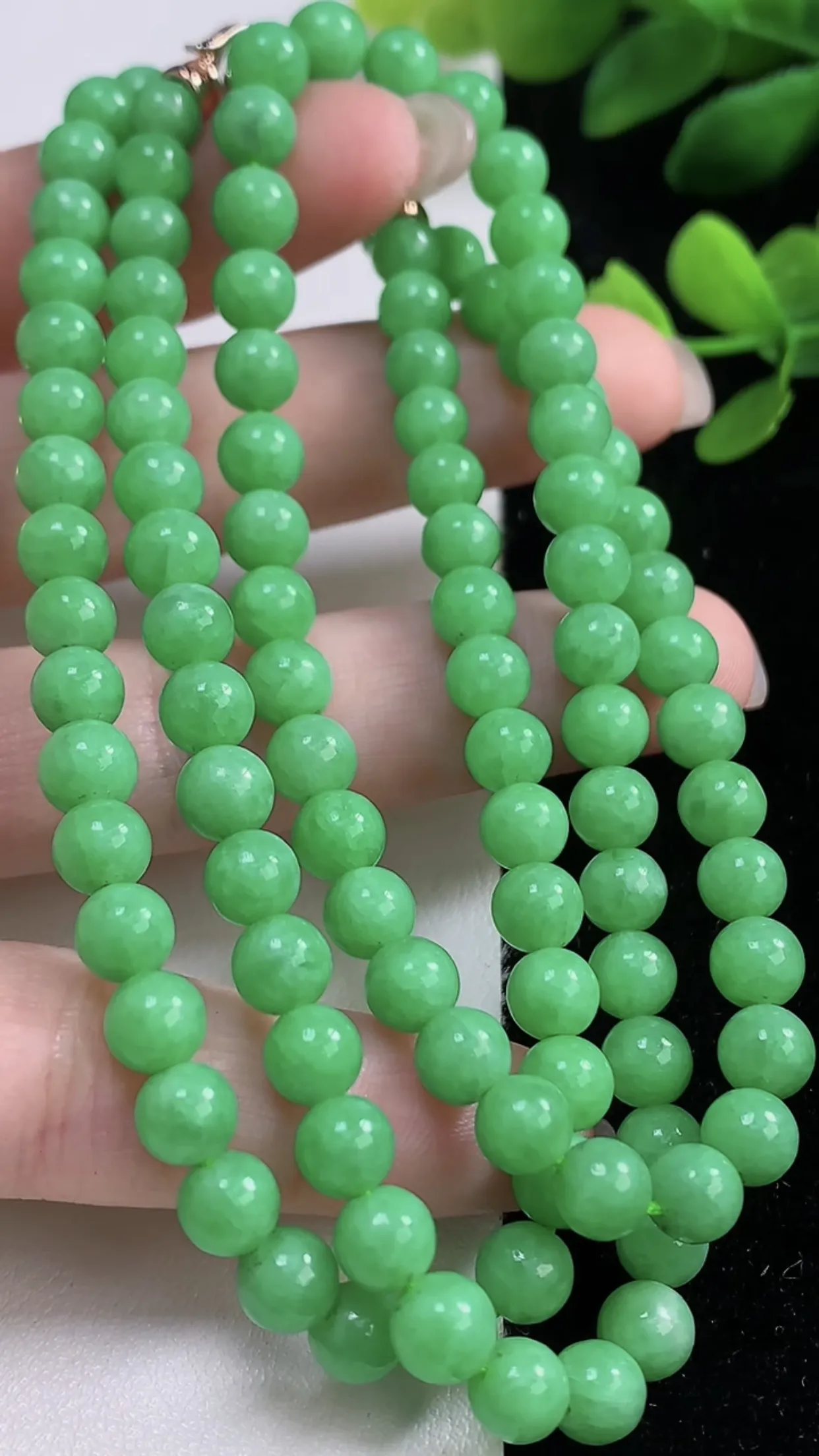 缅甸天然翡翠a货 老坑料起胶冰润 满绿圆珠项链，尺寸：取一 5.2mm  108颗  y 41.95