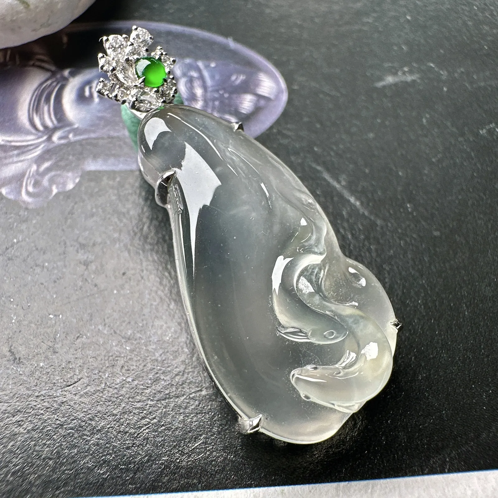 【玻璃种如鱼得水】年年有余，如鱼得水，力争上游。种水上乘，冰润通透，种老起强胶感强荧光，纯净清澈，冰感十足，18k金钻镶嵌，裸石尺寸30.2*16*5.7毫米