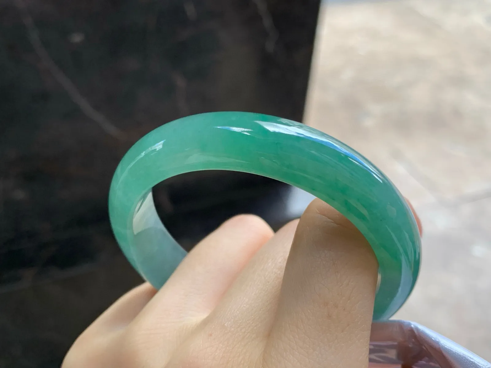 有种有色手镯
尺寸：54-12.5-7.6mm
种水好 底子细腻有特色上手漂亮
