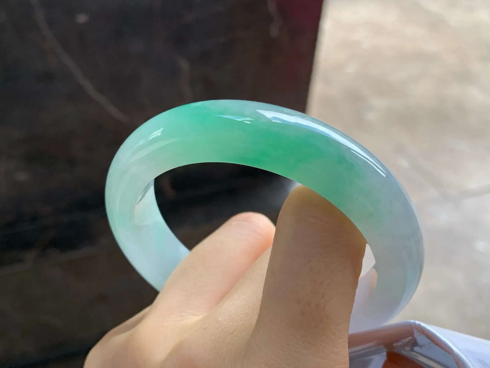 带色手镯
尺寸：55.5-13-9.5mm
有种有色～实物好看