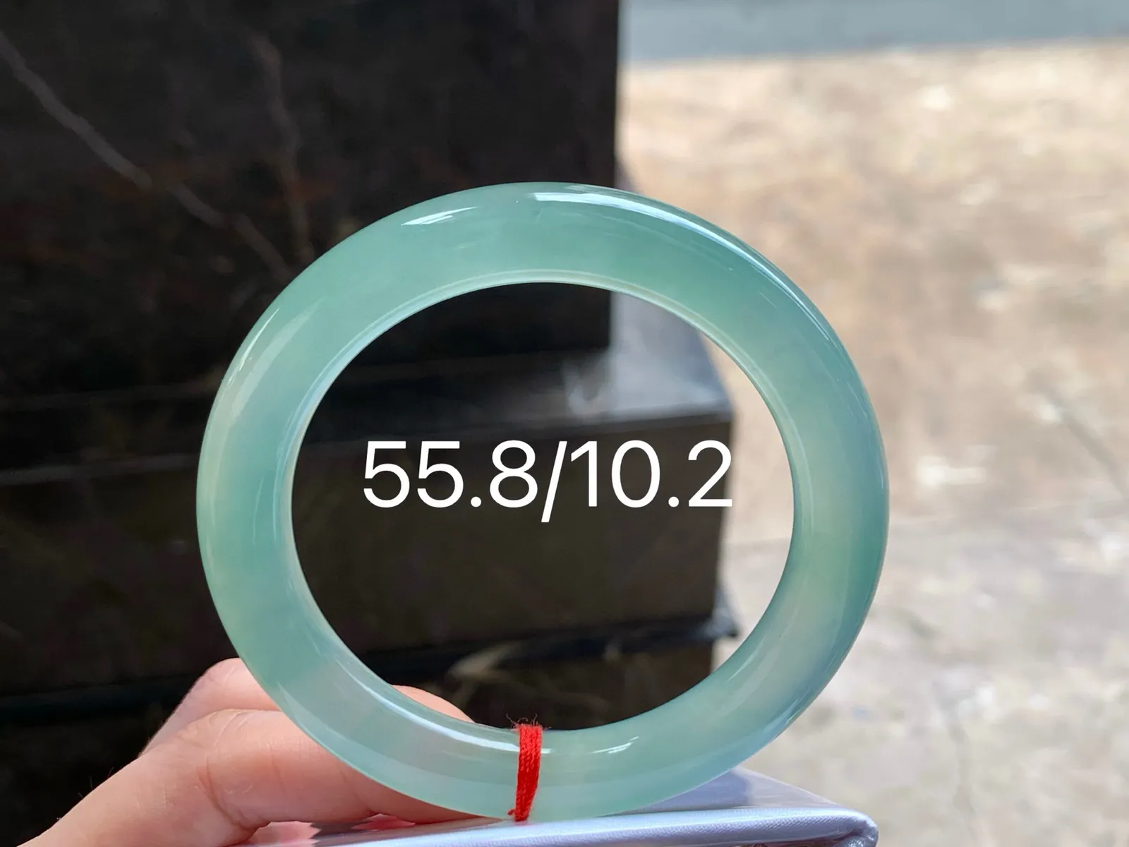 冰晴绿圆条手镯
尺寸：55.5-10.2mm
种老肉细～起胶的料子