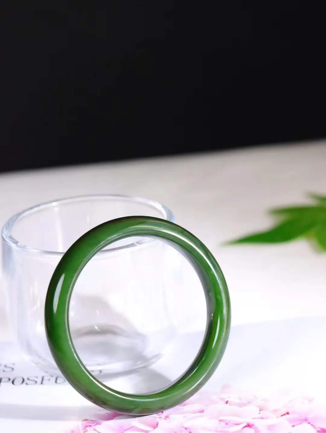 【腕间柔情】

和田玉碧玉菠菜绿手镯，俄料七号矿 红皮老料，玉质温润细腻 油性十足，色泽匀称，️款式精美时尚，佩戴美观惹眼，美自天成，婉约之美，举手投足间透出那份低调奢华。

重37.6克 圈口53.5mm尺寸53.5-11-7mm O18823207130