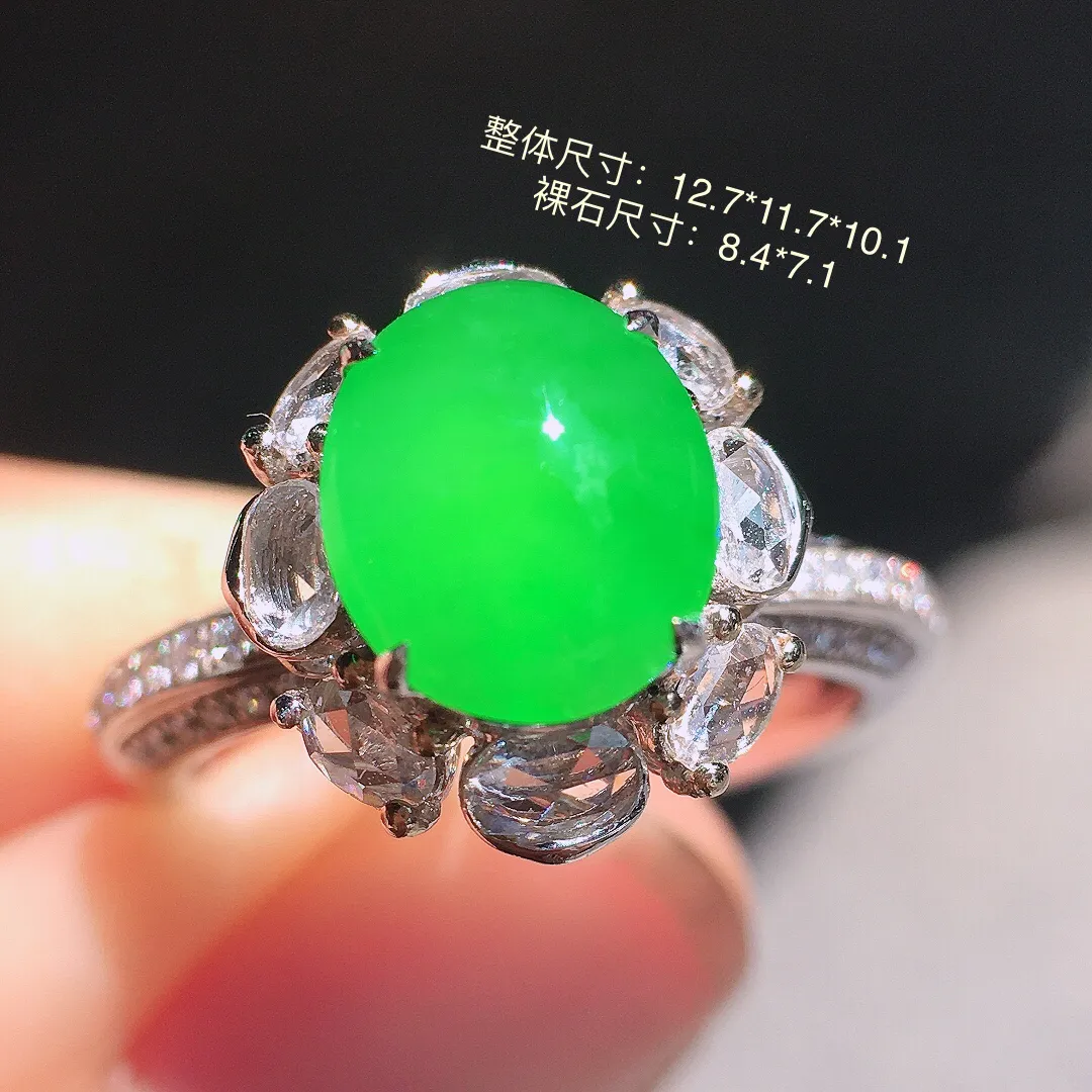 阳绿蛋面戒指，色泽均匀艳丽，玉质细腻，荧光感超
强，饱满圆润，简单大气，18k
金豪华镶嵌