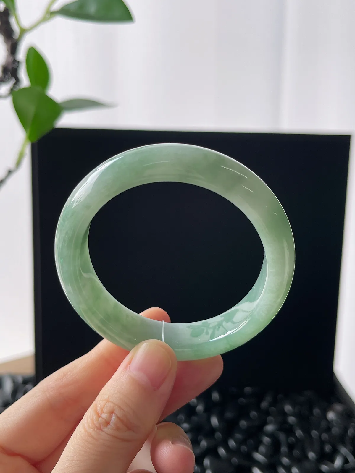 正圈50圈口，翡翠糯化种飘绿手镯