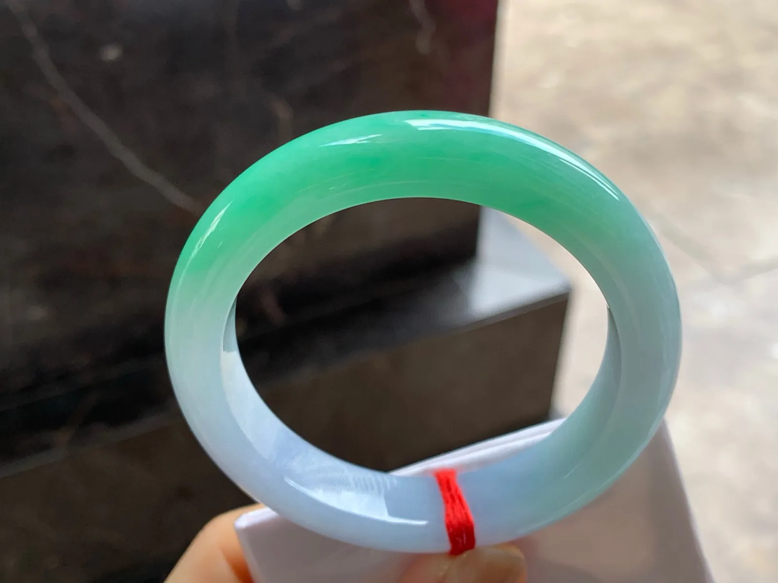 阳绿色手镯
尺寸：55-12.7-9.2mm
底子细腻干净～一段绿色浓郁