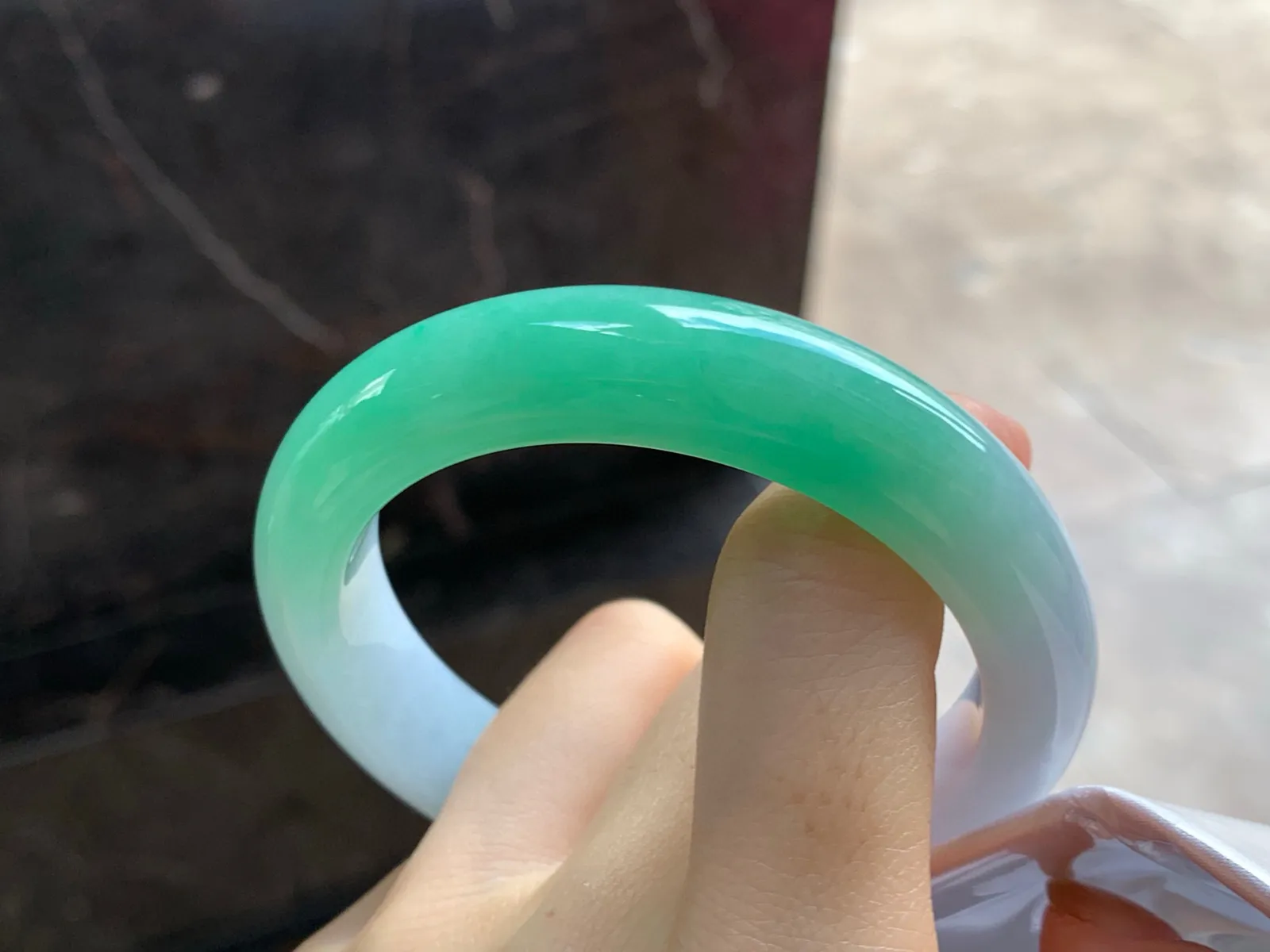 阳绿色手镯
尺寸：55-12.7-9.2mm
底子细腻干净～一段绿色浓郁
