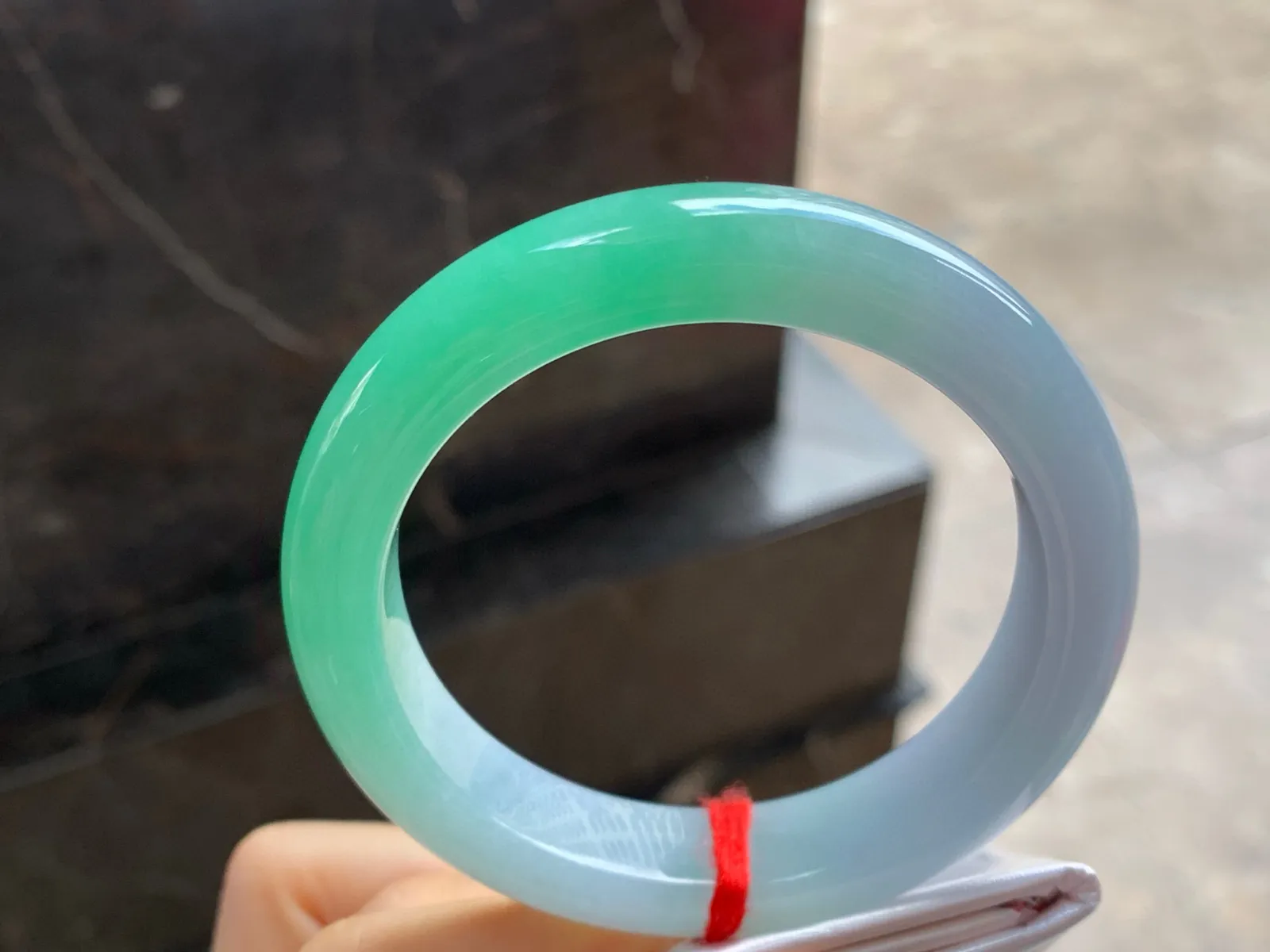 阳绿色手镯
尺寸：55-12.7-9.2mm
底子细腻干净～一段绿色浓郁