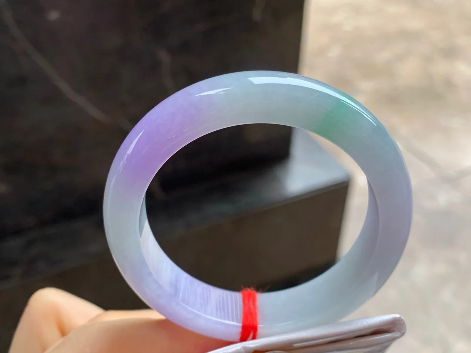 春带彩手镯
尺寸：50.8-13-8.4mm
底子细腻干净～颜色漂亮 小圈口推荐