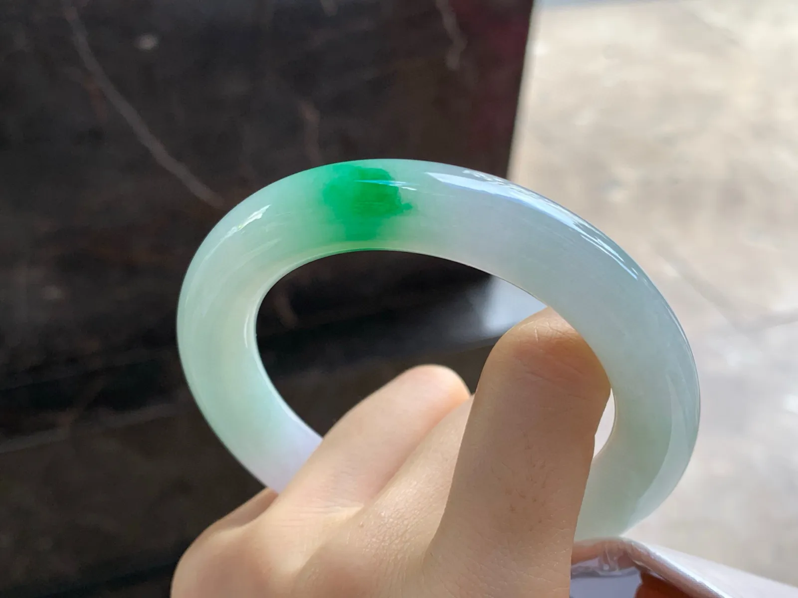 阳绿色圆条手镯
尺寸：57.3-11.8mm
肉质细腻干净～绿色点缀