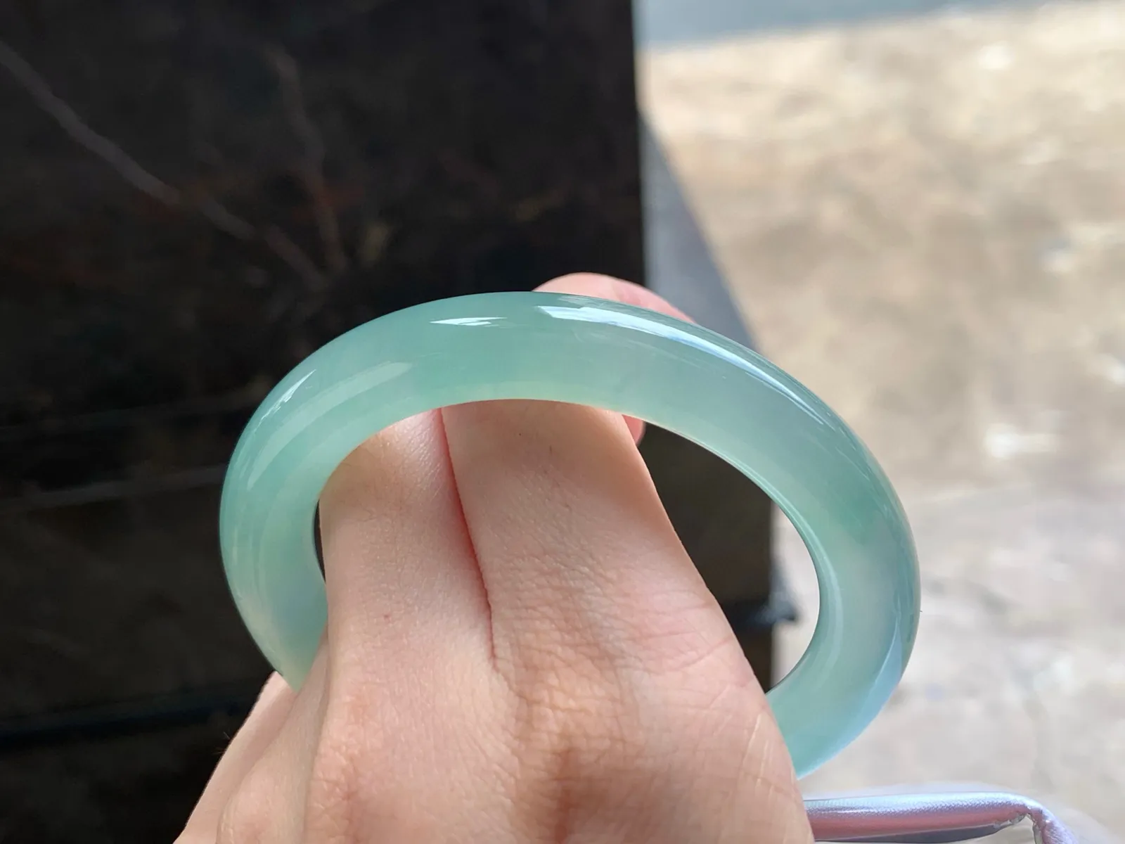 冰晴绿圆条手镯
尺寸：55.5-10.2mm
种老肉细～起胶的料子