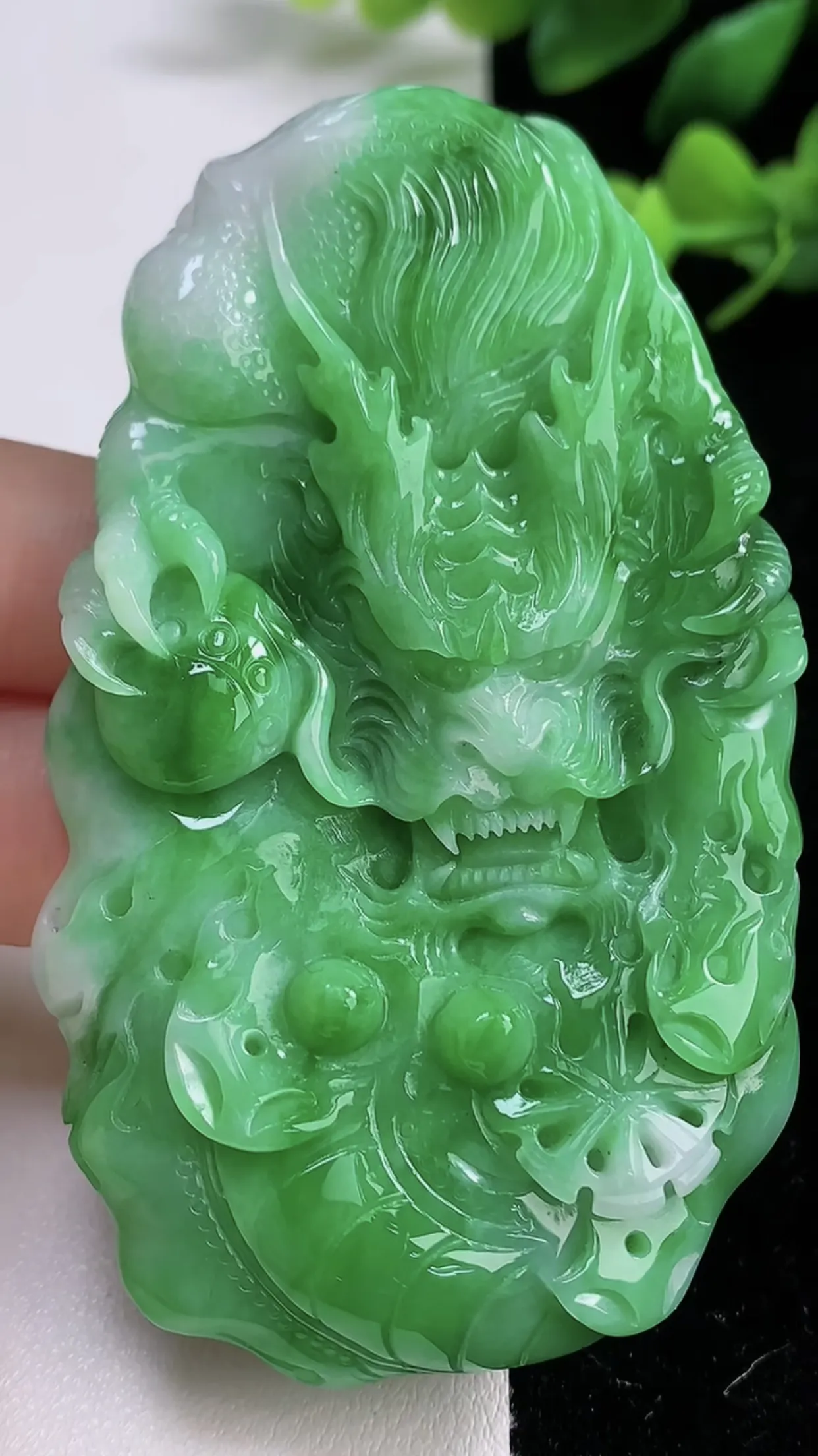缅甸天然翡翠a货 老坑料起胶冰润 满绿霸气龙牌吊坠，生肖龙挂件 龙腾四海 生意兴隆 望子成龙 大件厚装霸气  尺寸75-43.6-8mm   y 53.67