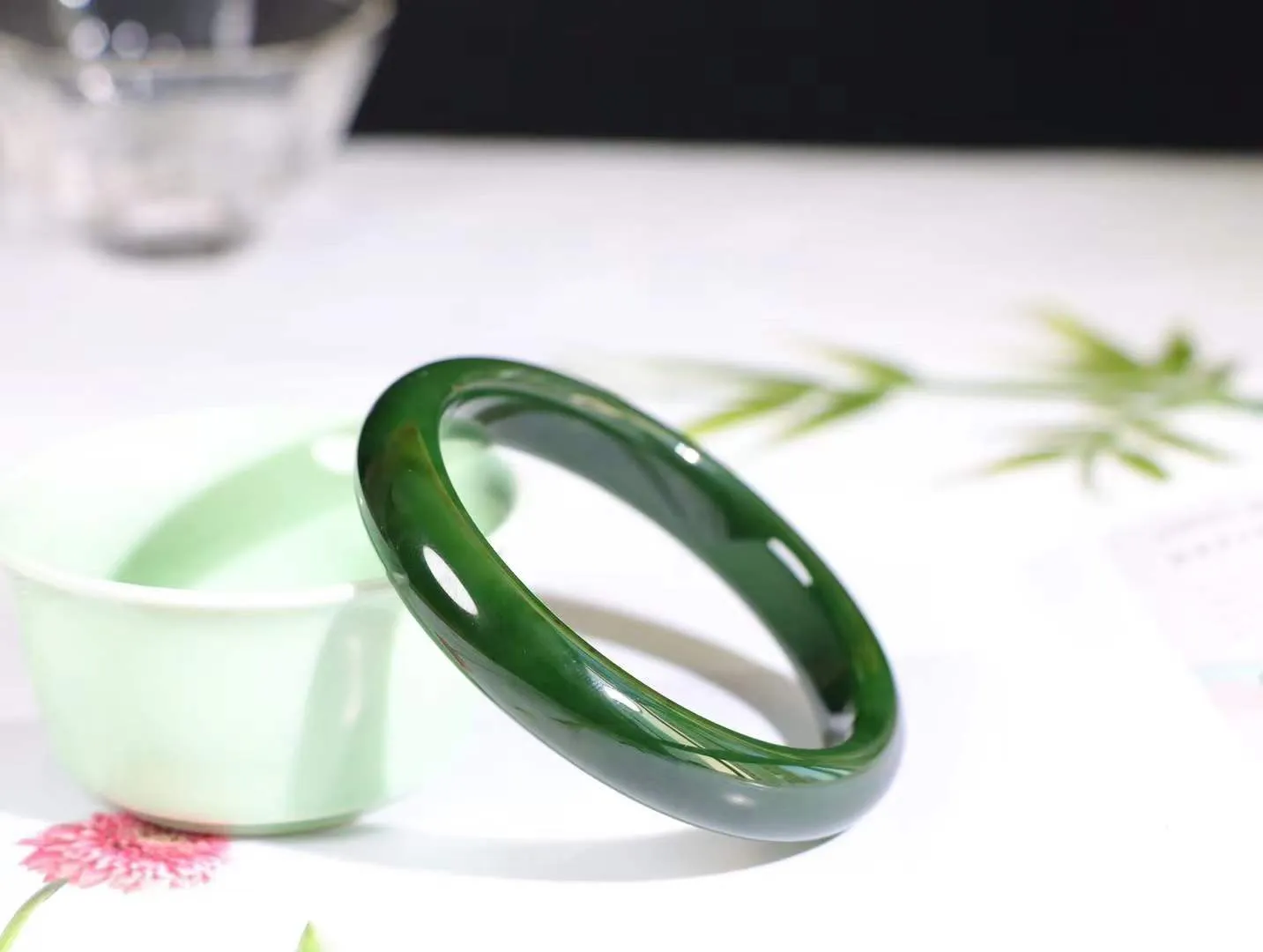 【碧色荡漾】

收藏级和田玉碧玉菠菜绿手镯，俄料七号矿 红皮老料，玉质温润细腻 油性十足，色泽
