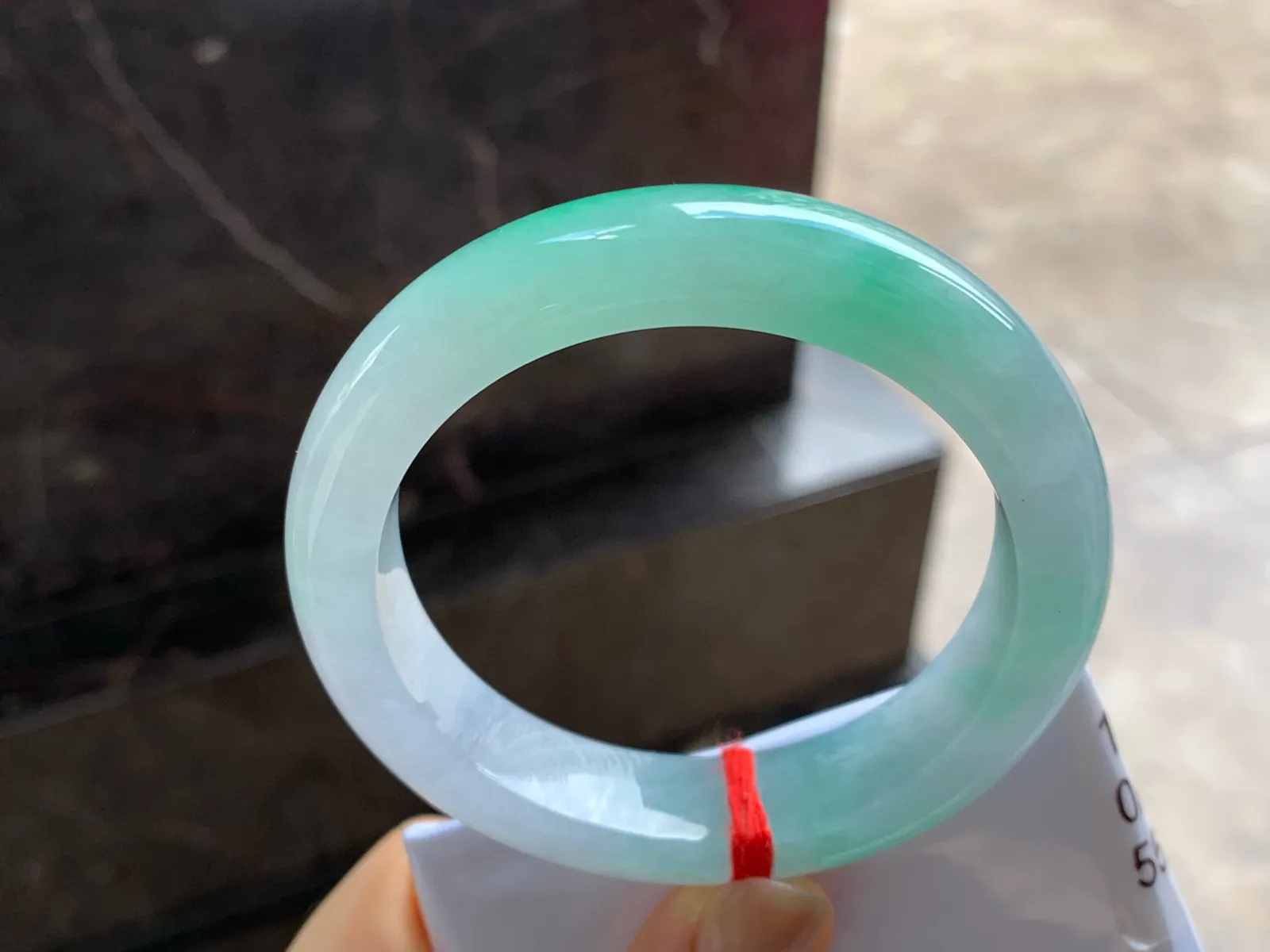 带色手镯
尺寸：55.5-13-9.5mm
有种有色～实物好看