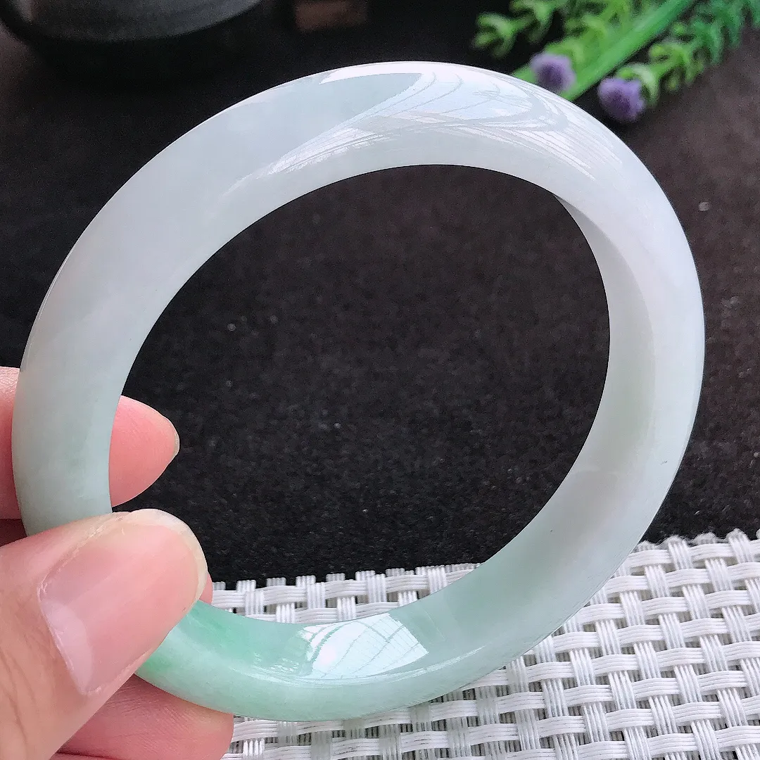 自然光62/12.6/9.1大圈口老坑精美冰润飘绿手镯天然翡翠玉镯女款