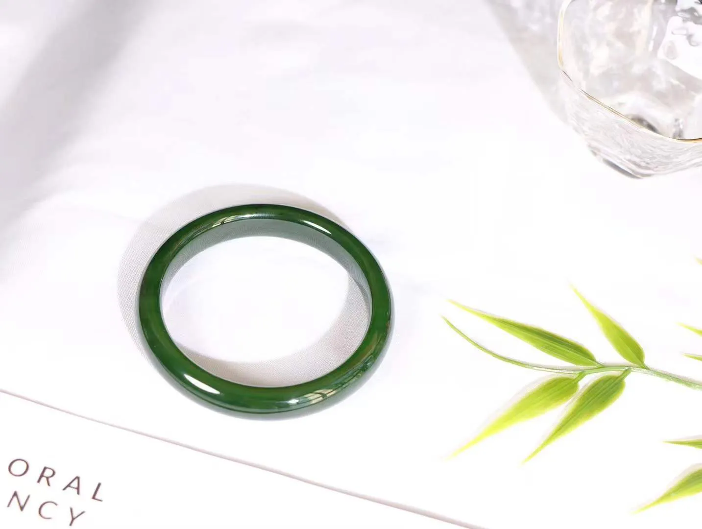 【碧色荡漾】

收藏级和田玉碧玉菠菜绿手镯，俄料七号矿 红皮老料，玉质温润细腻 油性十足，色泽匀称，️款式精美时尚，佩戴美观惹眼，美自天成，婉约之美，举手投足间透出那份低调奢华。

重47.9克 圈口58.5mm尺寸58.5-11.8-7.8mm O18823207130