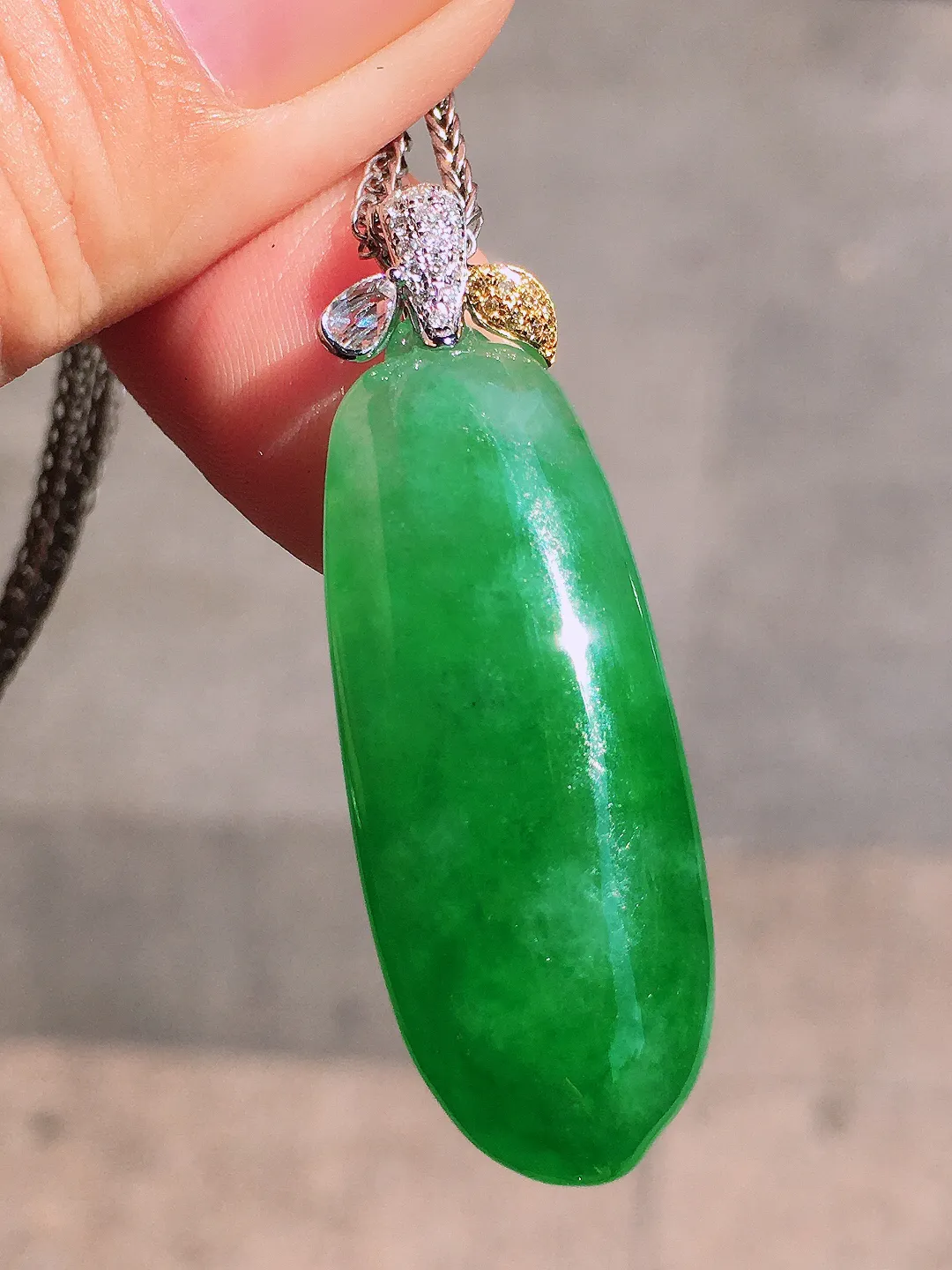 阳绿福瓜吊坠，色泽均匀艳丽，玉质细腻，饱满圆润，简单大气，18k
金豪华镶嵌