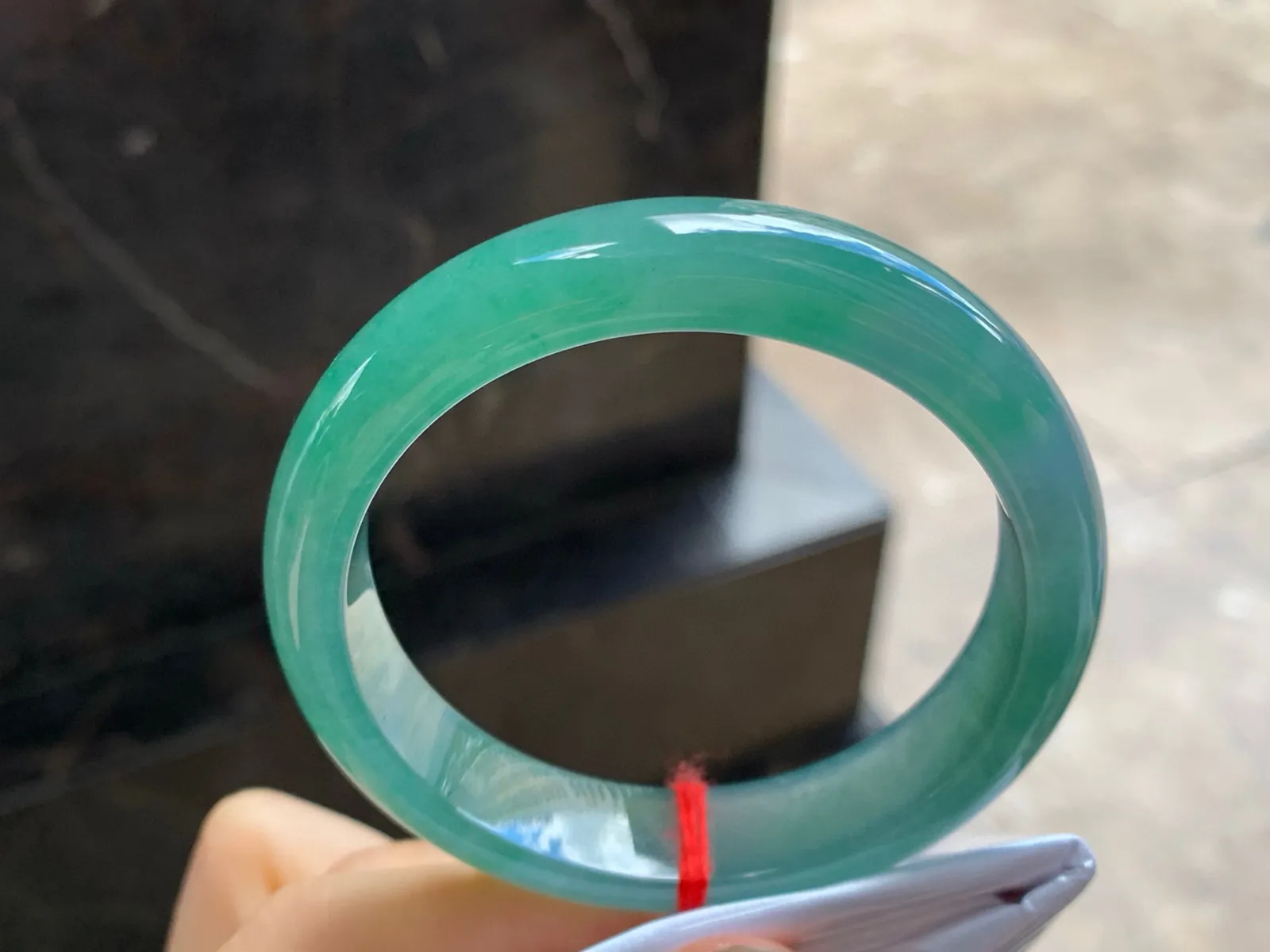 有种有色手镯
尺寸：54-12.5-7.6mm
种水好 底子细腻有特色上手漂亮