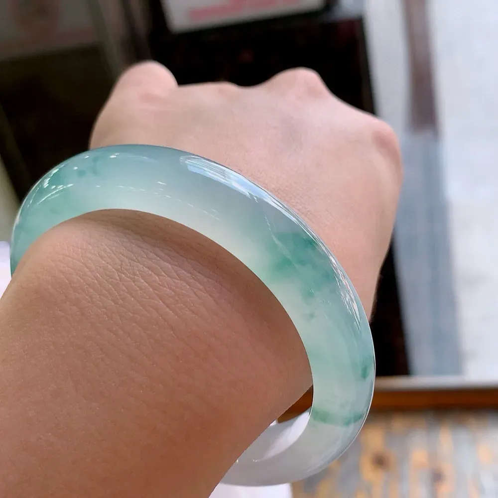 正圈冰玻飘花 无瑕 尺寸:57.5/12.4/8.9花美 起荧光