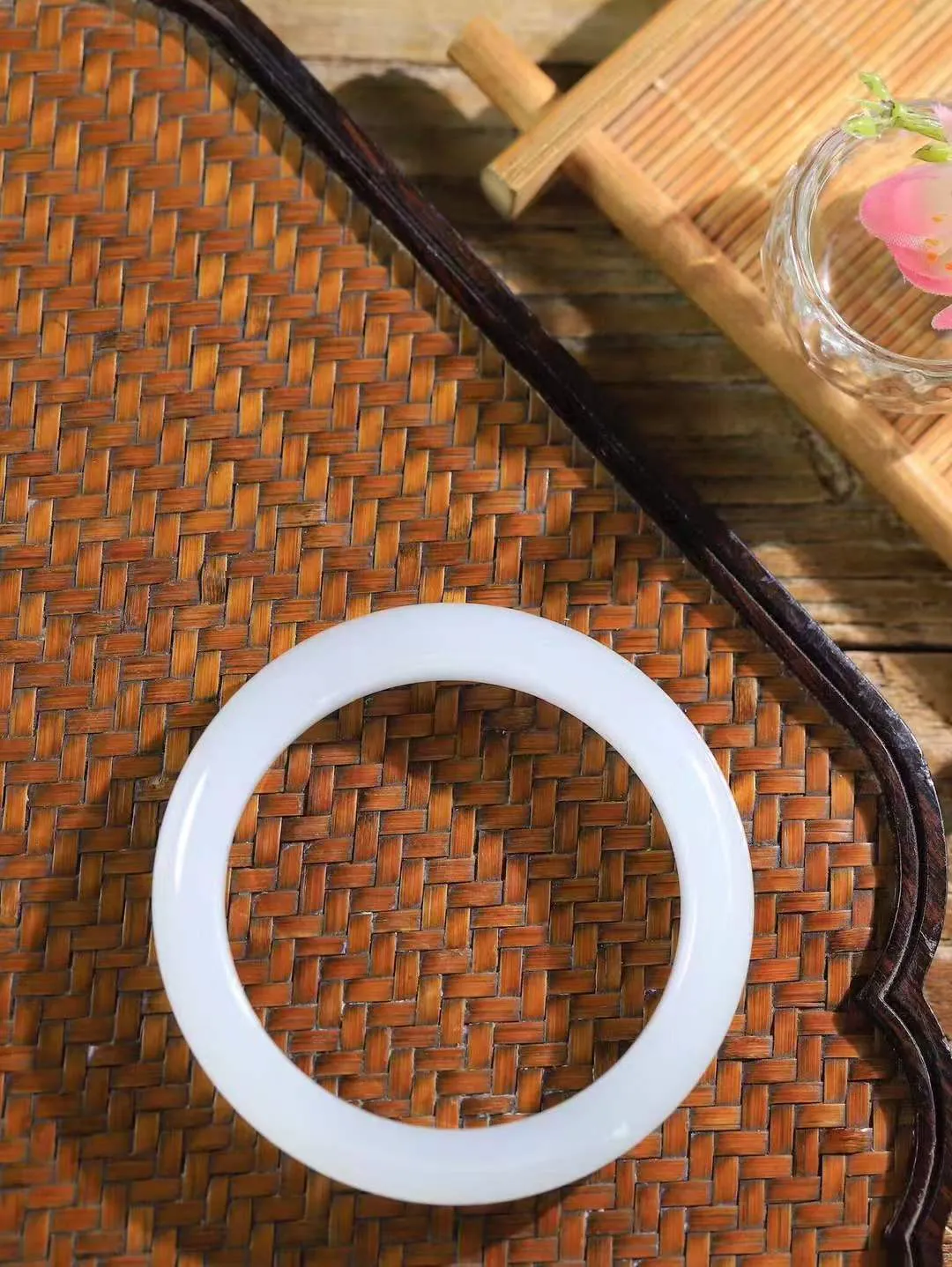 （柔情似水.手镯）

精品️和田玉白玉手镯，玉质温润细腻，镯型饱满圆润，优雅知性，姽婳于幽静兮，又婆娑乎人间，经典款型，古朴典雅。极具灵性，腕间风情，风姿卓越。 重48.2克    内径54.5mm 尺寸11.7-8.8mm78802744A