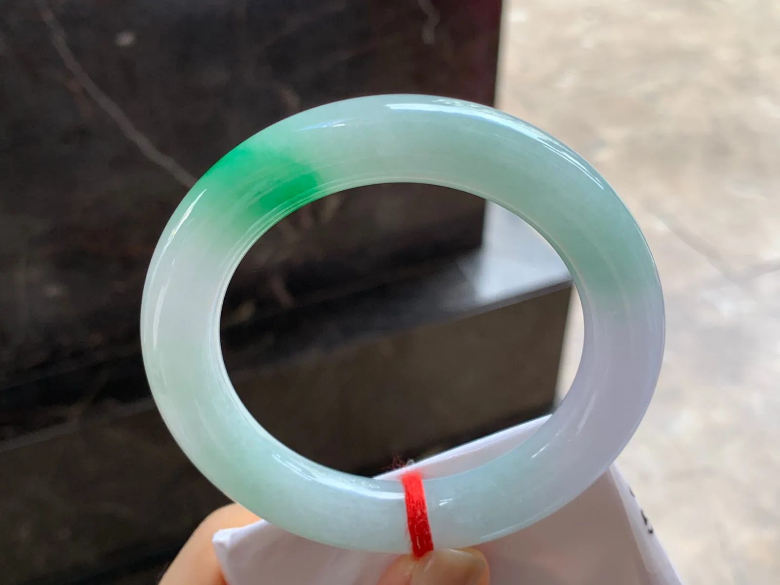 阳绿色圆条手镯
尺寸：57.3-11.8mm
肉质细腻干净～绿色点缀