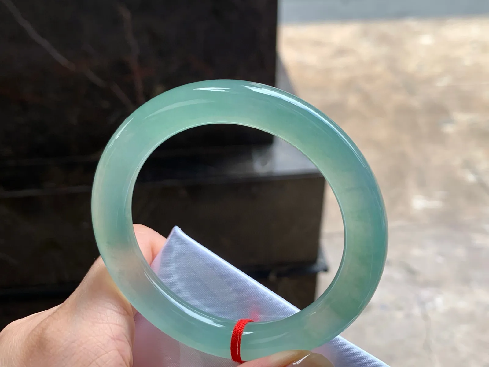 冰晴绿圆条手镯
尺寸：55.5-10.2mm
种老肉细～起胶的料子