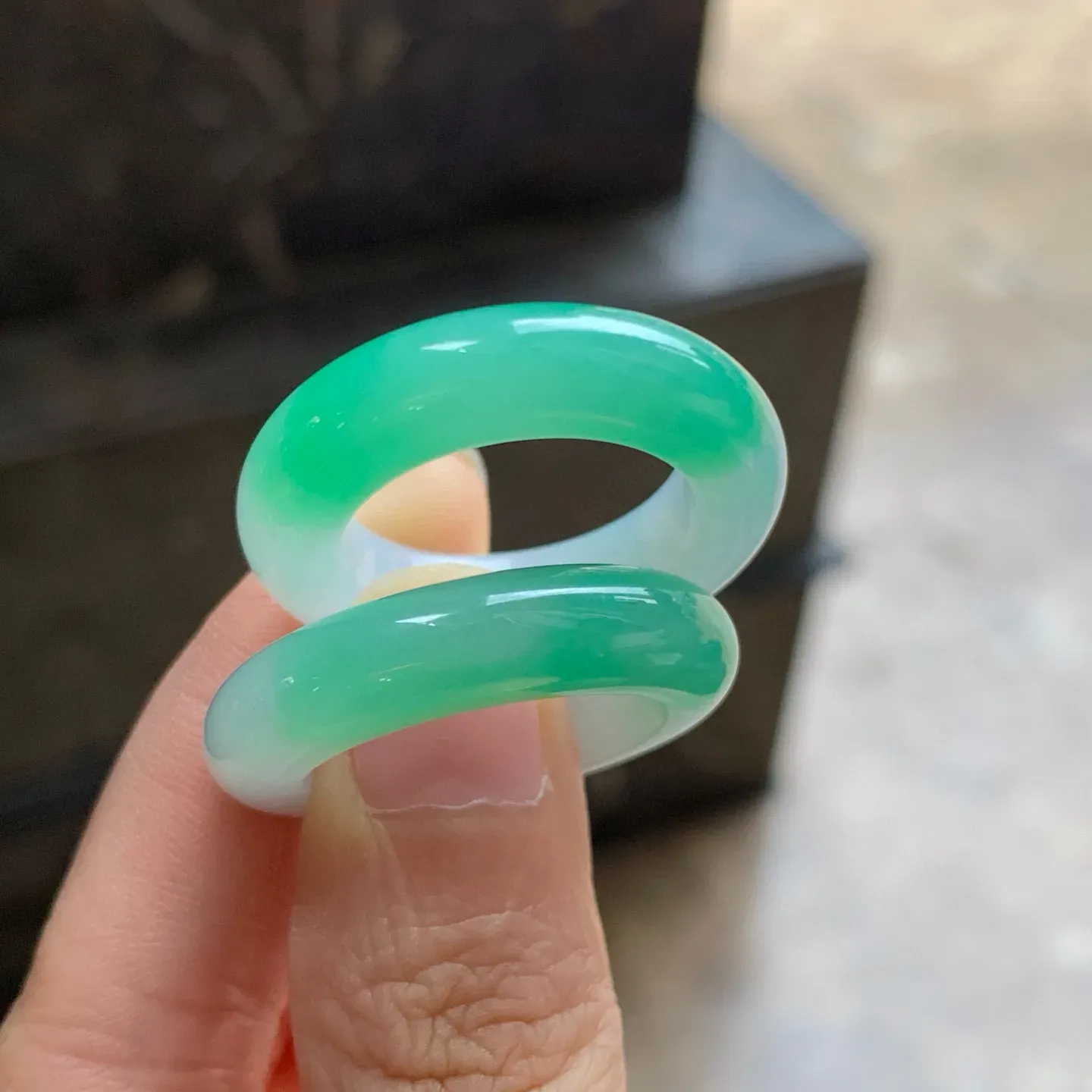 冰种晴绿指环
 上手漂亮～ 单件价