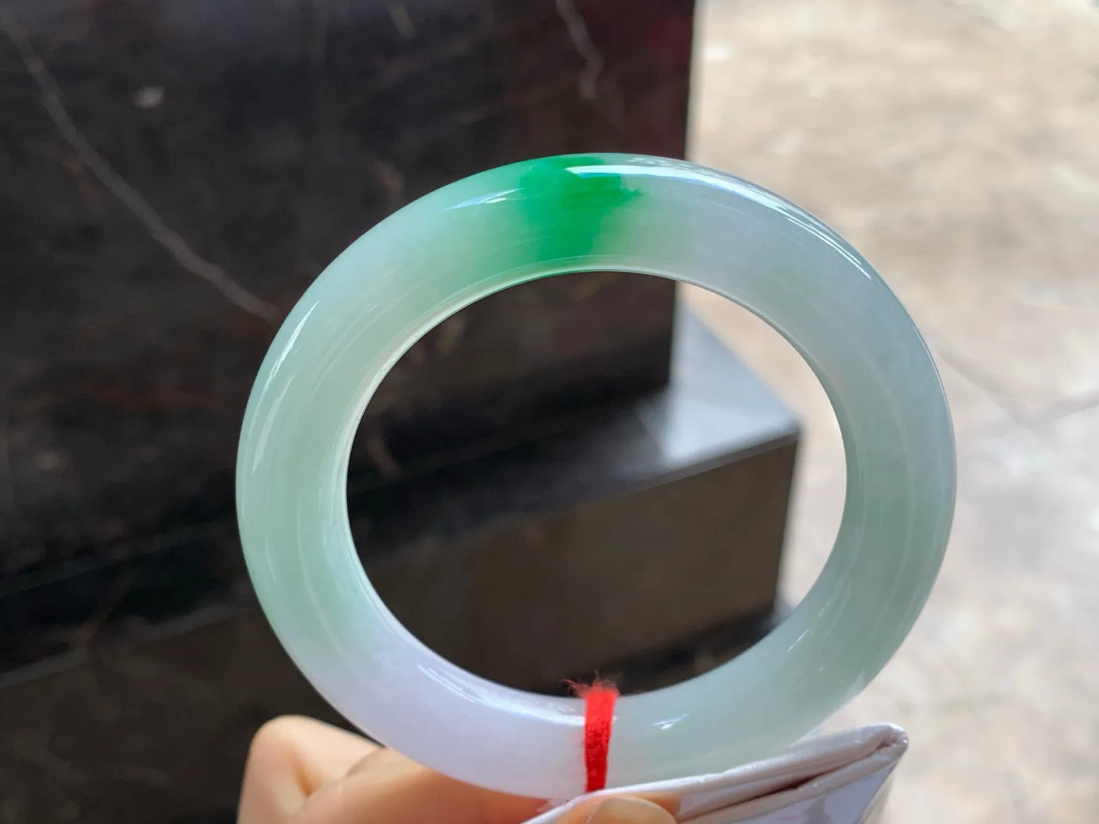 阳绿色圆条手镯
尺寸：57.3-11.8mm
肉质细腻干净～绿色点缀
