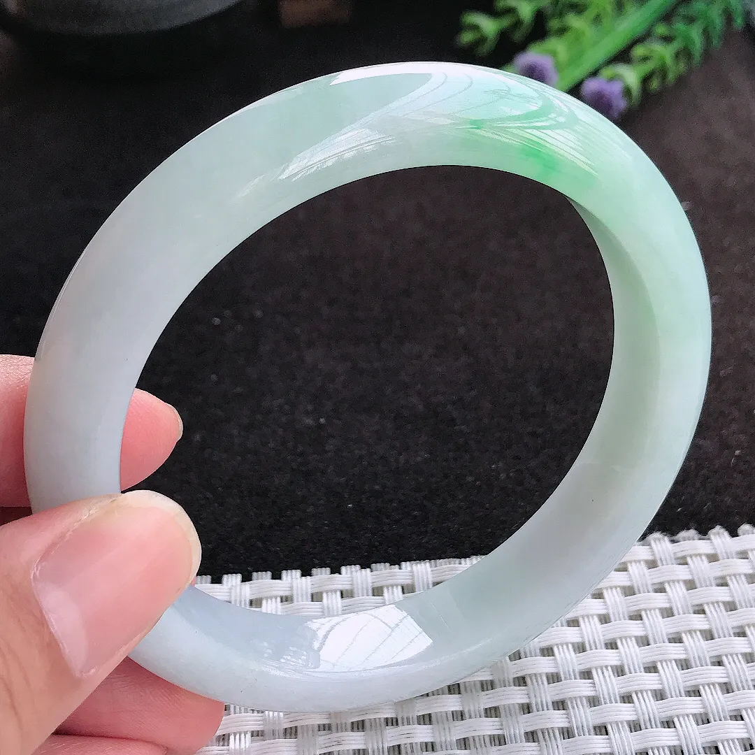自然光62/12.6/9.1大圈口老坑精美冰润飘绿手镯天然翡翠玉镯女款