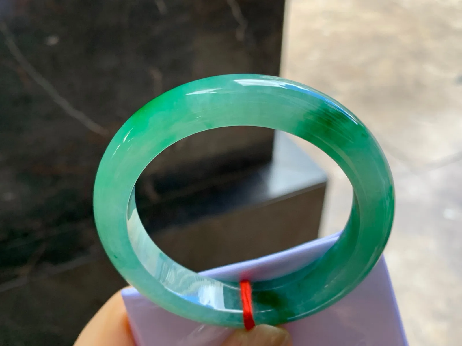 带色手镯
尺寸：53.4-12.4-9mm
有种有色～绿色绿花浓郁