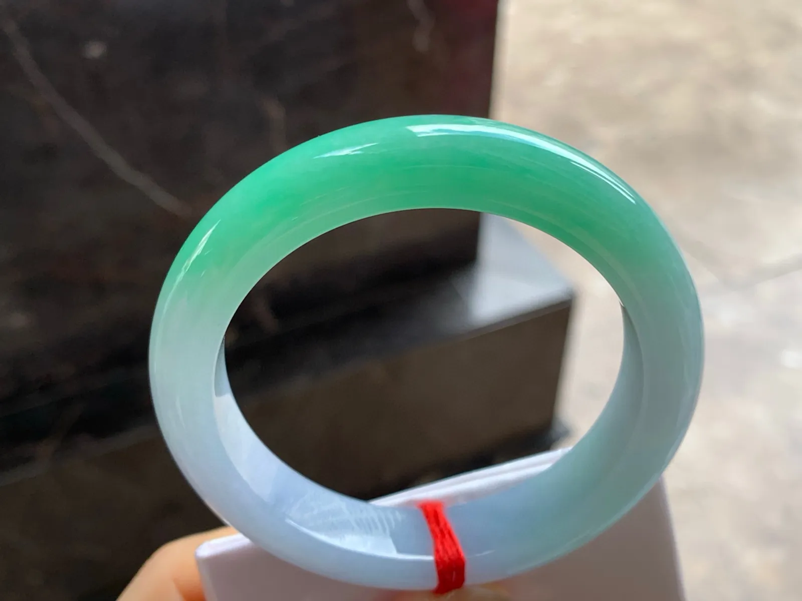 阳绿色手镯
尺寸：55-12.7-9.2mm
底子细腻干净～一段绿色浓郁