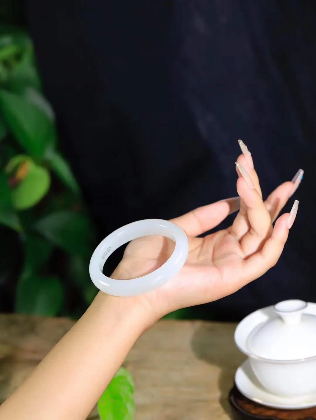 （柔情似水.手镯）

精品️和田玉白玉手镯，玉质温润细腻，镯型饱满圆润，优雅知性，姽婳于幽静兮，又