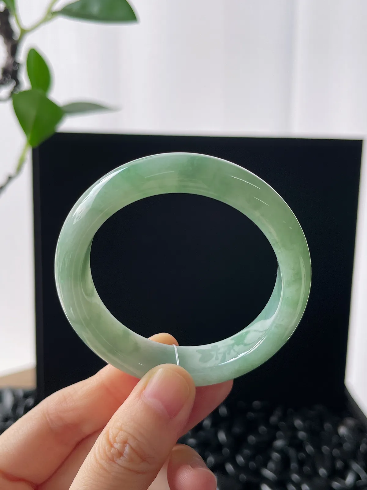 正圈50圈口，翡翠糯化种飘绿手镯