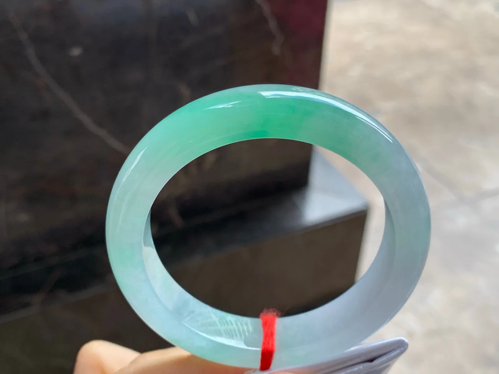 带色手镯
尺寸：55.5-13-9.5mm
有种有色～实物好看