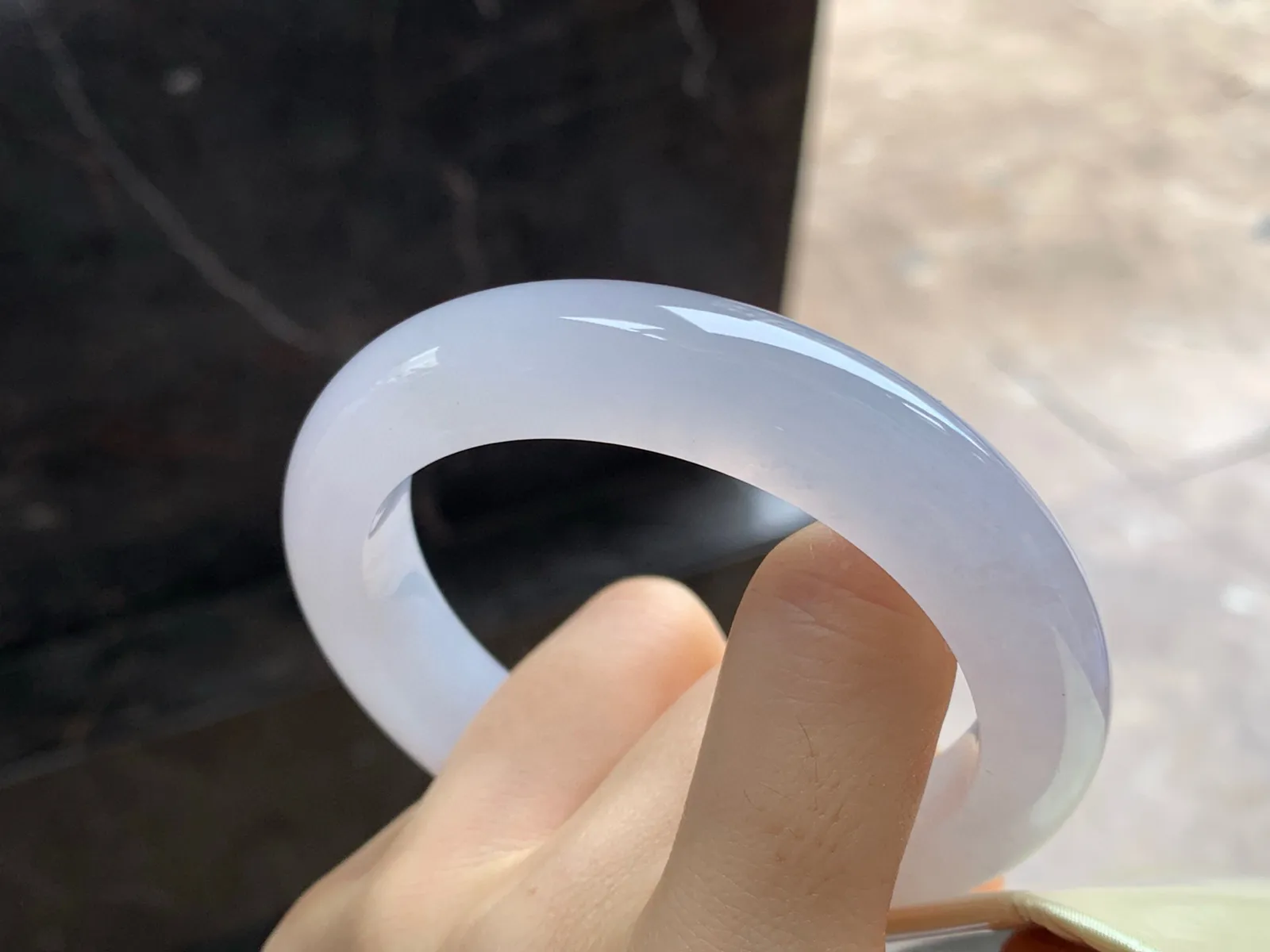 糯冰种手镯
尺寸：57.7-12.8-10mm
种水好 小清新纯纯的条形优秀上手漂亮