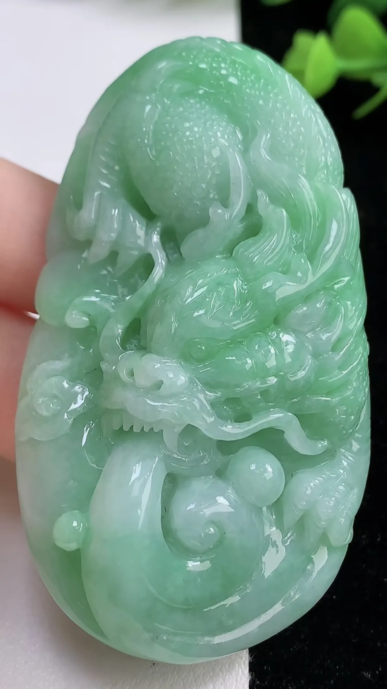 缅甸天然翡翠a货 老坑料起胶冰润 满绿霸气龙牌吊坠，龙腾四海 生意兴隆 财源滚滚 尺寸68-38.6-12mm  y 67.26