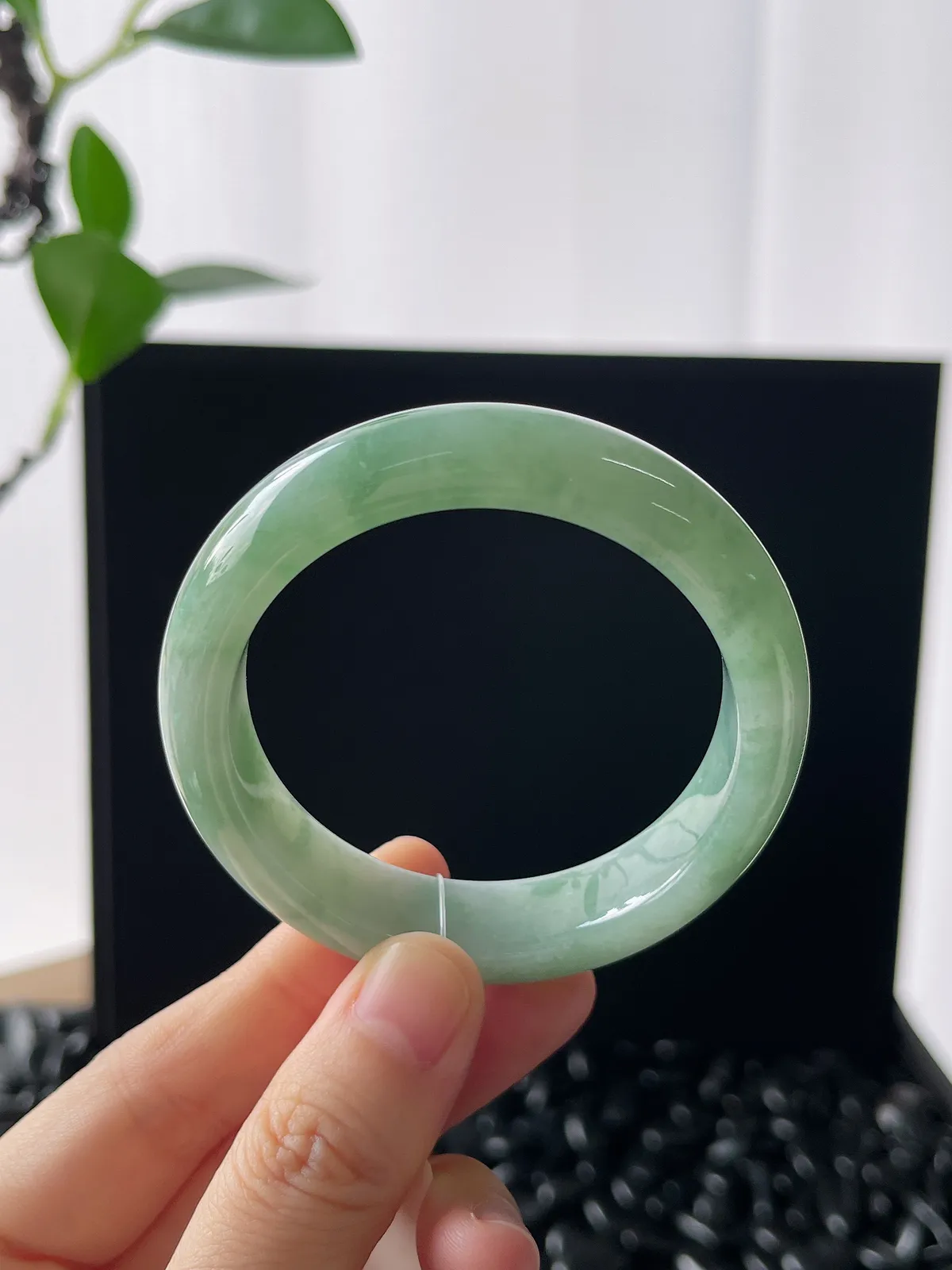 正圈50圈口，翡翠糯化种飘绿手镯
