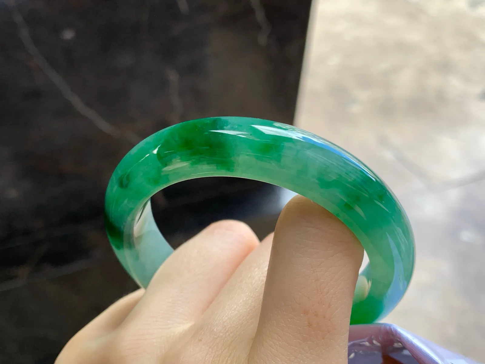 带色手镯
尺寸：53.4-12.4-9mm
有种有色～绿色绿花浓郁